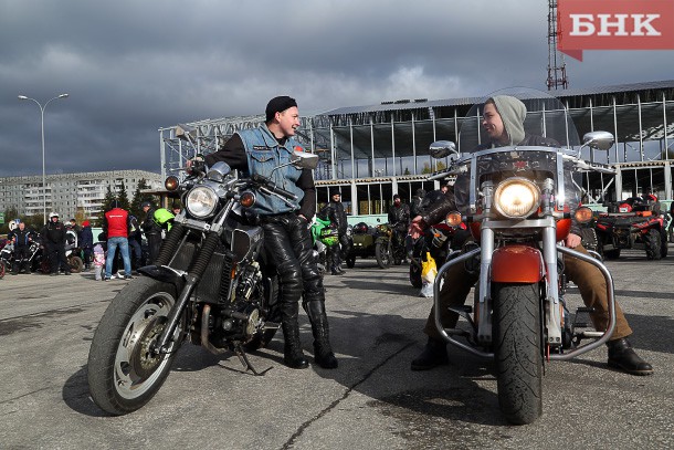 На закрытии сезона мотоциклисты Сыктывкара «катили бочку» на приятелей