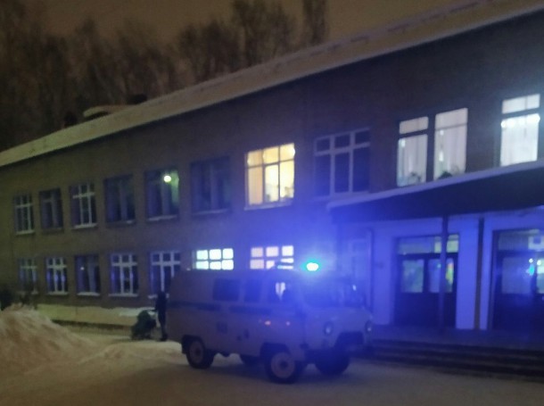 В сыктывкарской школе ученик грозился напасть на учителя
