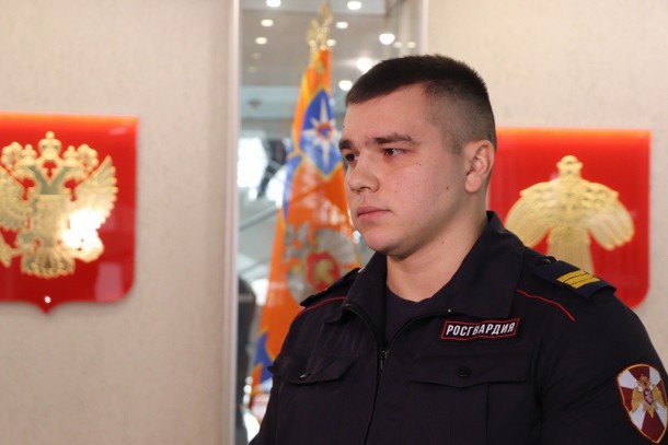 В Сыктывкаре полицейского наградили медалью за спасение тонувшей девушки