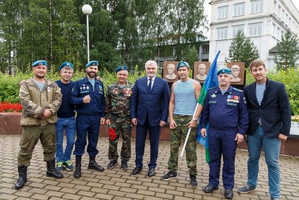 Владимир Уйба поблагодарил ветеранов ВДВ за активное участие в общественной жизни республики