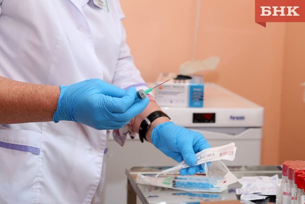  В России предложили включить вакцину от коронавируса в ОМС