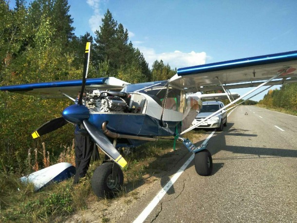В Коми самолет совершил вынужденную посадку на автомобильной трассе