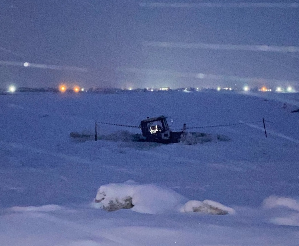 Народный корреспондент: «В Ижме трактор провалился под лед»