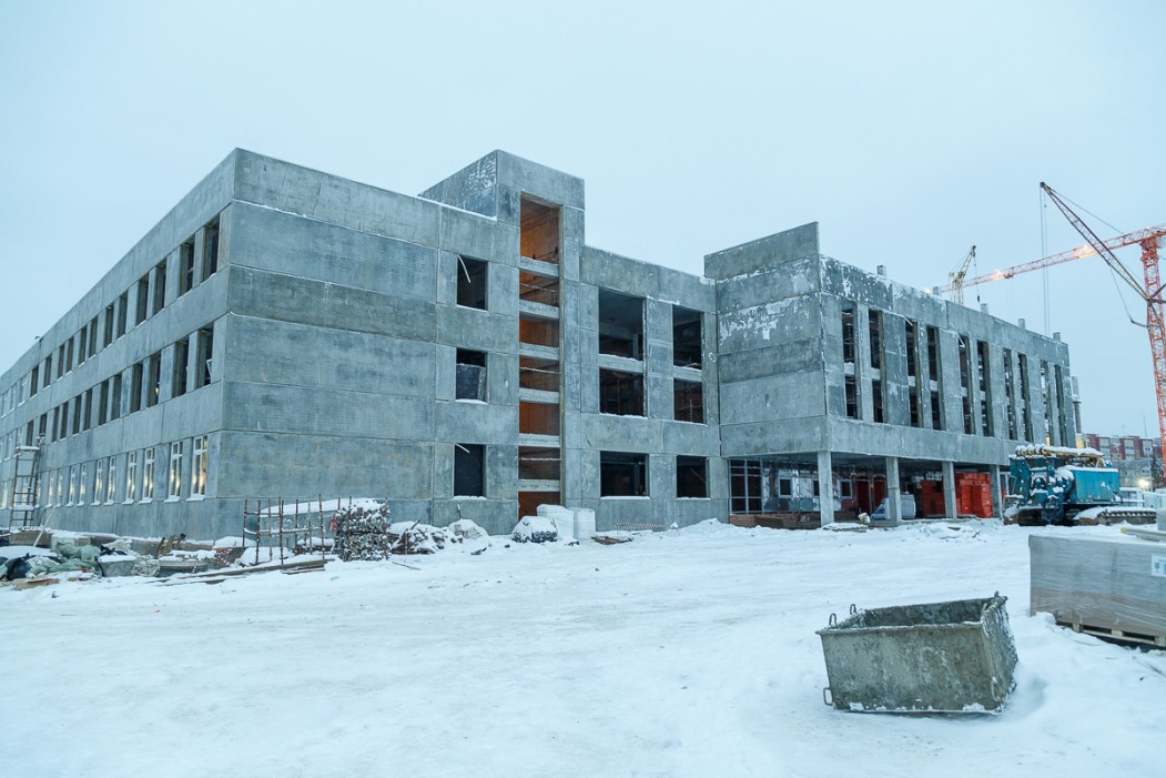 Строители завершают кирпичную кладку на третьем этаже школы в Емвале