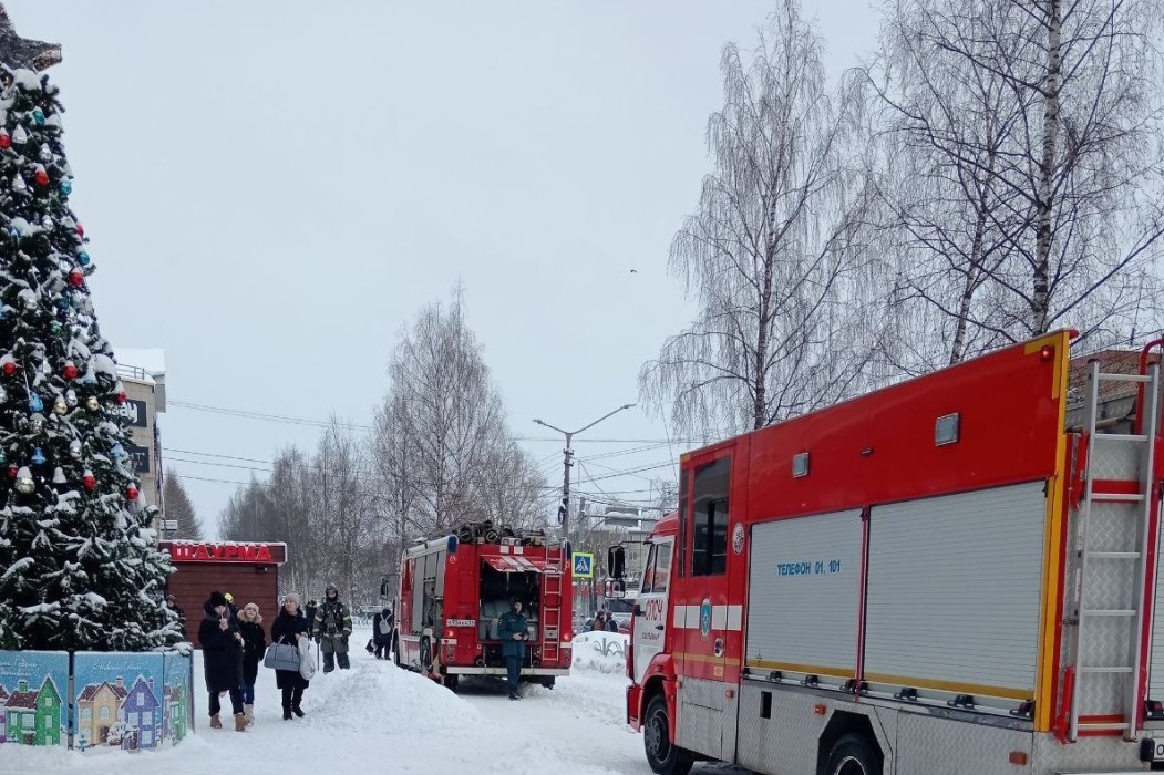 К ТРЦ «Парма» в Сыктывкаре съехались пожарные расчеты