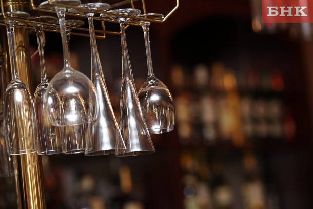 Владелицу сосногорского кафе оштрафовали за 27 бутылок «нелегального» алкоголя