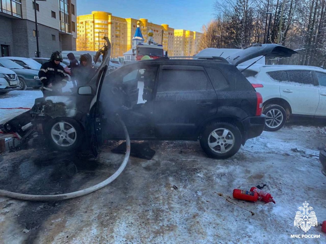 В МЧС назвали причину возгорания автомобиля в сыктывкарской Орбите