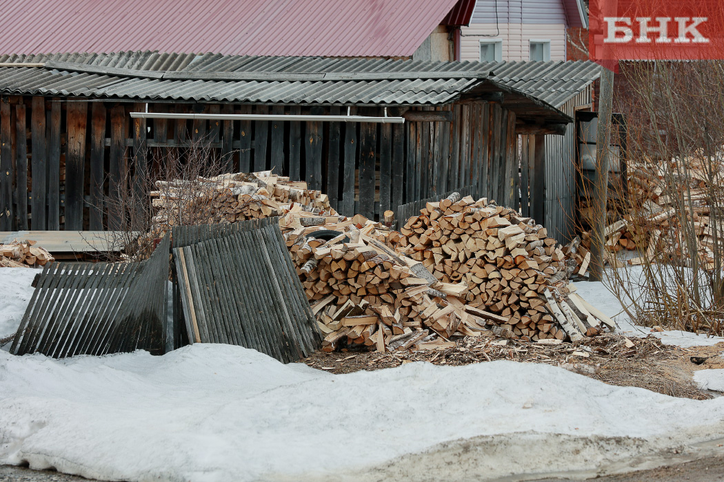 Житель Прилузья пошел в суд, чтобы заставить соседа убрать дровяник