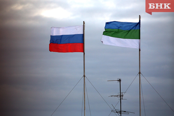 В России все учреждения образования обяжут вывешивать государственный флаг