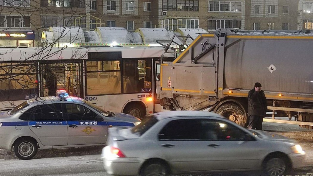 В Ухте в столкновении мусоровоза и автобуса пострадали четыре человека