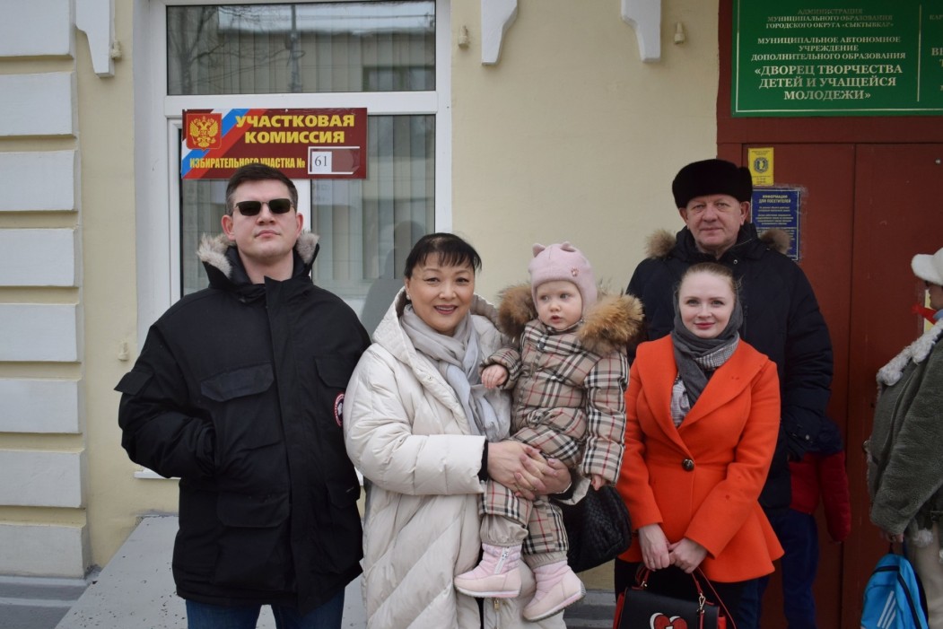 На выборах президента партийцы «Единой России» голосуют семьями