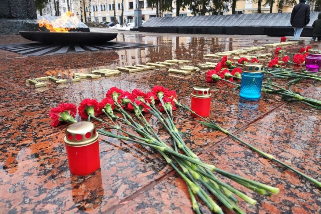 Сыктывкарцы несут цветы к «Вечному огню» в память о погибших в «Крокус сити холле»