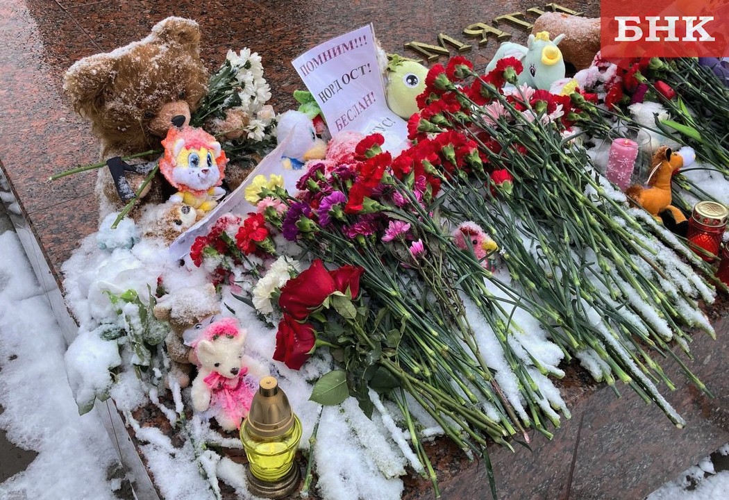 Жители Коми в память о погибших в «Крокус сити холле» несут цветы и игрушки к мемориалам и торговым центрам