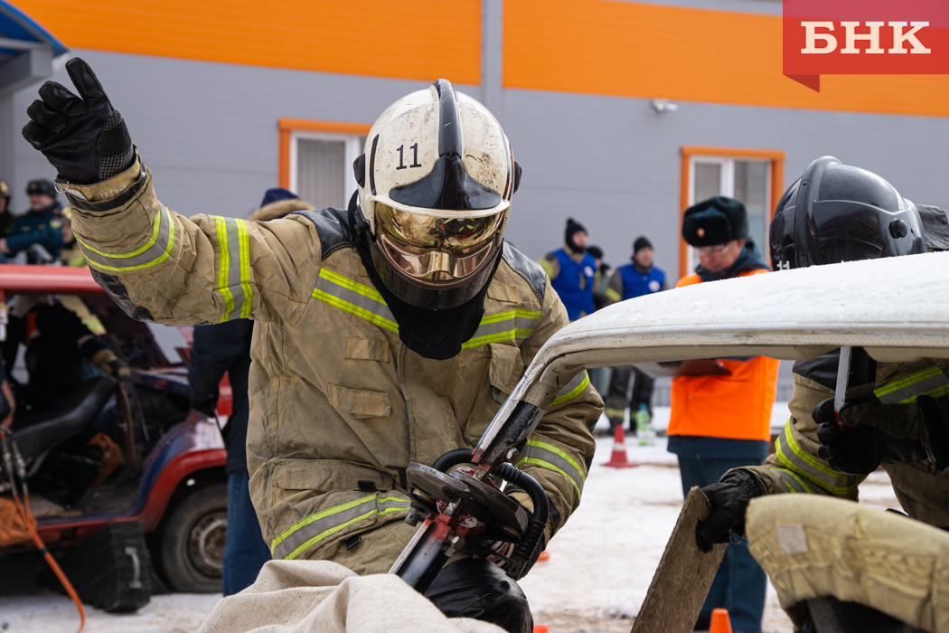 В центре Сыктывкара спасатели «разобрали» машины для освобождения «пострадавших» в ДТП