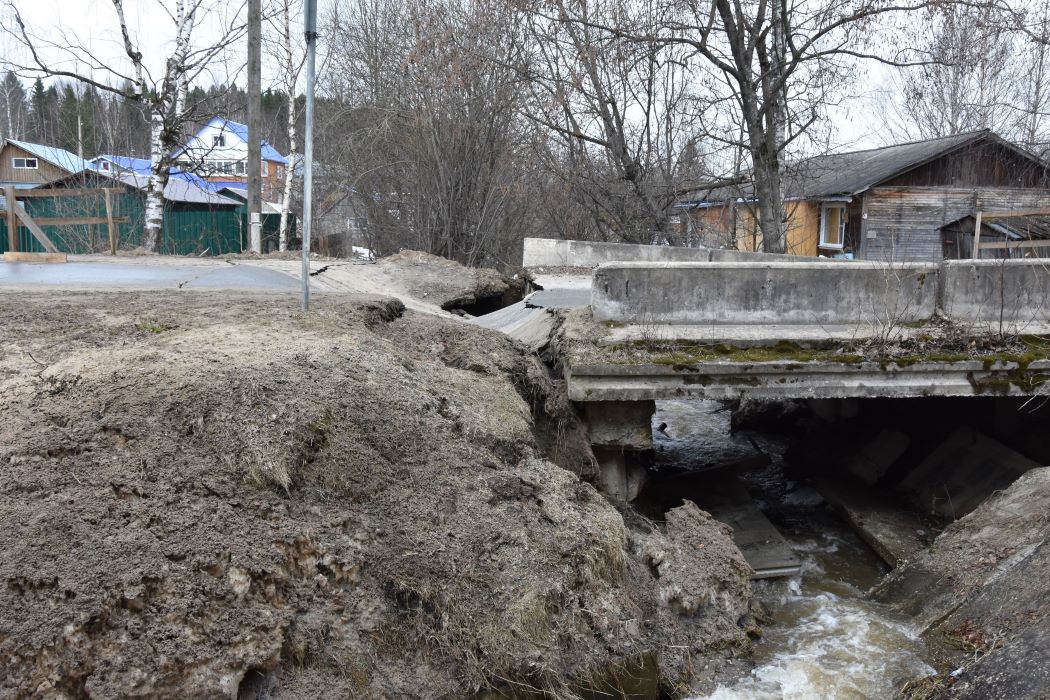 В Койгородке введут режим ЧС из-за разрушения участка дороги к мосту