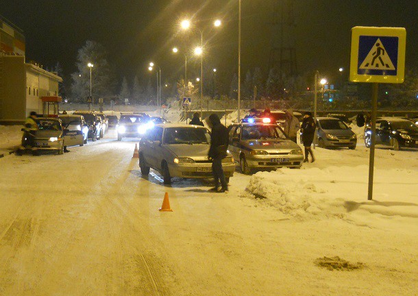 В Сыктывкаре ребёнок попал под машину возле входа в торговый центр