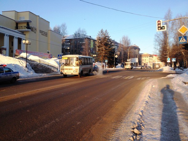 В Сыктывкаре опасно переходить дорогу даже на зеленый сигнал светофора
