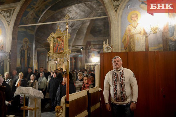 Из блогов: «Многим не понравилось, что врио Сергей Гапликов на литургии стоял отдельно от всех»