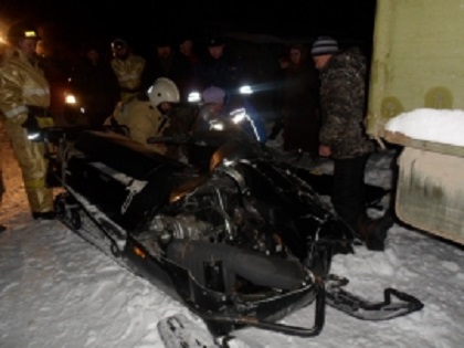 В Усть-Цильме снегоход врезался в грузовик, водитель погиб