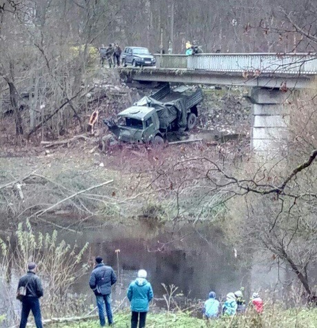Солдат-срочник из Коми пострадал  при падении грузовика с моста