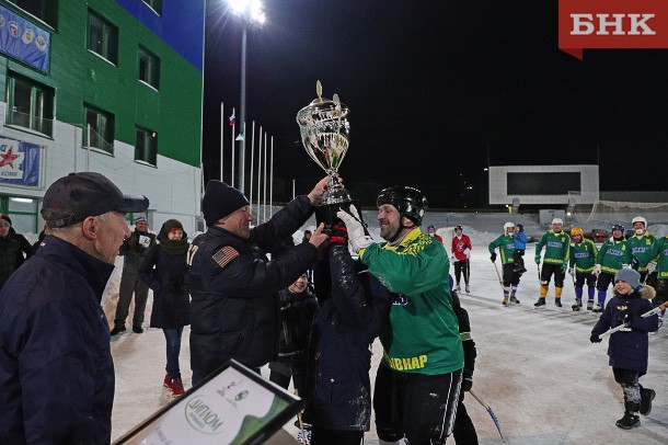 «КомиГаз» оформил «хет-трик» в чемпионате Сыктывкара по мини-хоккею с мячом