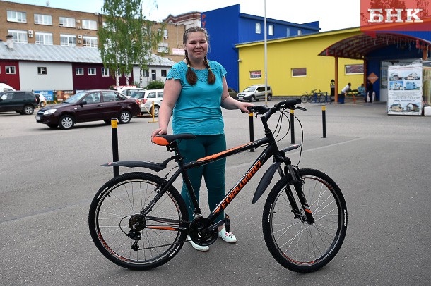 БНК подарило велосипед школьнице из Прилузья за удачный репост «Вконтакте»
