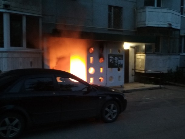 В девятиэтажке Сыктывкара пожарные тушили мусорку