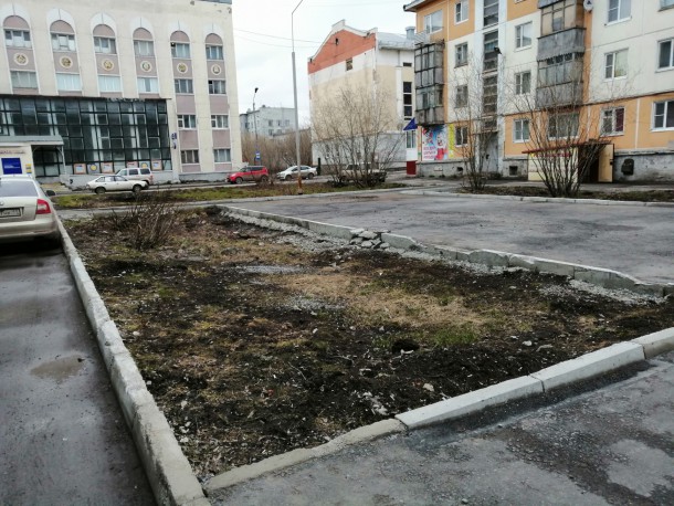 Разрушенный автовладельцами воркутинский двор восстановят
